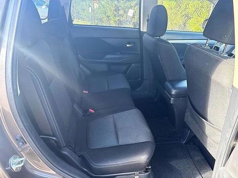 Used 2017 Mitsubishi Outlander SE image 41
