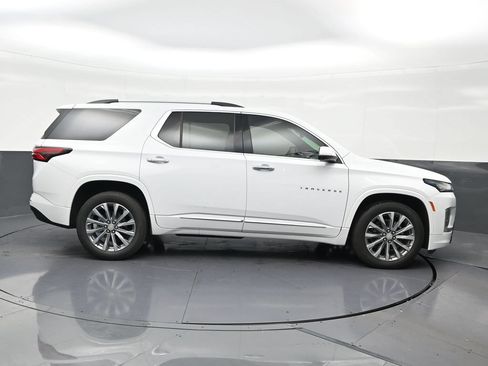 Used 2023 Chevrolet Traverse Premier FWD image 7