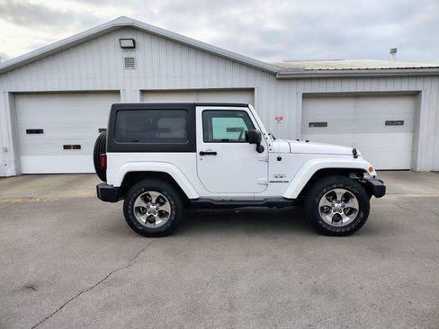 Used 2017 Jeep Wrangler Sahara image 6