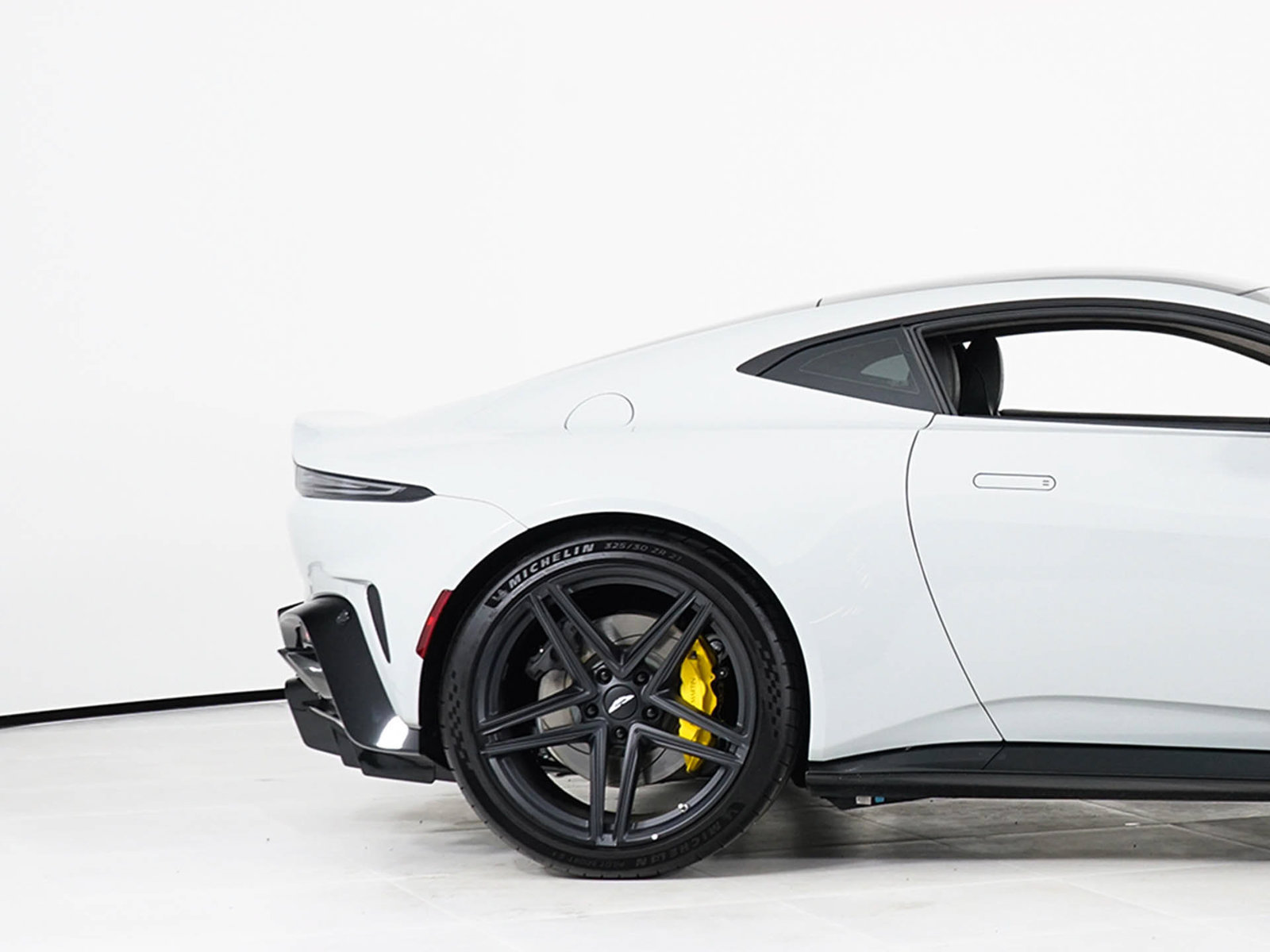 Used 2026 Aston Martin V8 Vantage Coupe RWD image 14