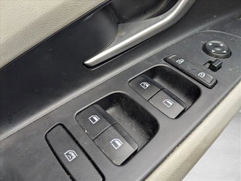 Used 2023 Hyundai Elantra Limited image 11