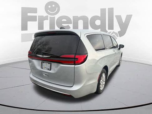 Used 2024 Chrysler Pacifica Touring-L image 5