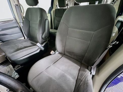 Used 2018 Dodge Grand Caravan SE w/ UConnect Hands-Free Group image 19