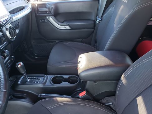 Used 2016 Jeep Wrangler Unlimited Sahara image 28