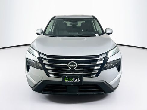 Used 2025 Nissan Rogue SV AWD/4WD image 2