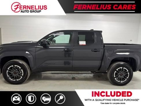 Used 2025 Toyota Tacoma TRD Sport AWD/4WD image 4