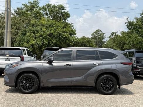 Used 2025 Toyota Highlander XLE FWD image 5