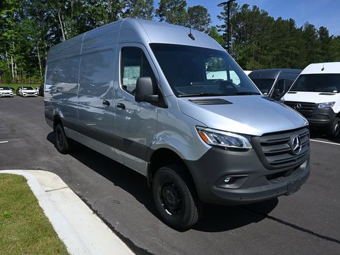 Used 2025 Mercedes-Benz Sprinter 2500 image 25