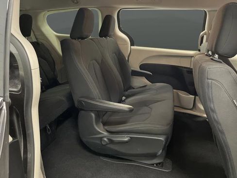 Used 2018 Chrysler Pacifica L FWD image 26