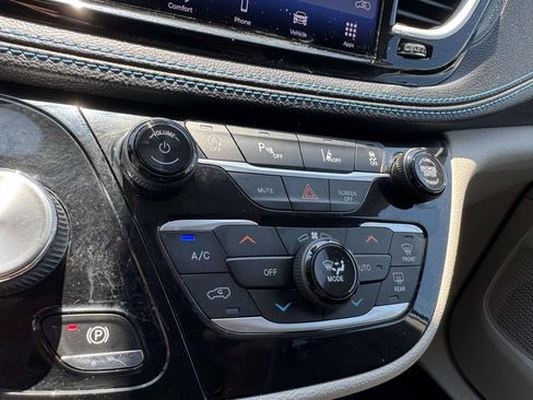 Used 2021 Chrysler Pacifica Touring-L FWD image 27