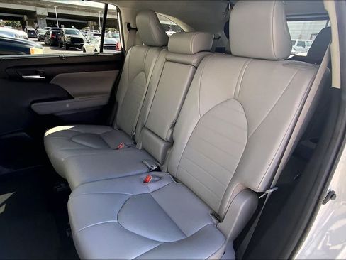 Used 2021 Toyota Highlander XLE FWD image 29