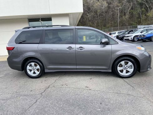 Used 2018 Toyota Sienna LE image 2