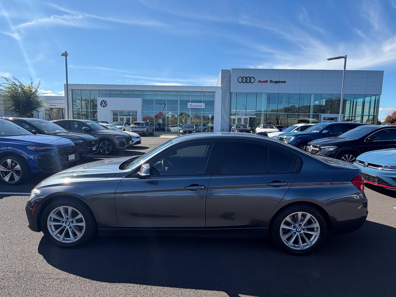 Used 2018 BMW 320i Sedan RWD image 2