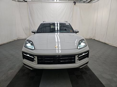 Used 2024 Porsche Cayenne w/ Premium Package AWD/4WD image 2