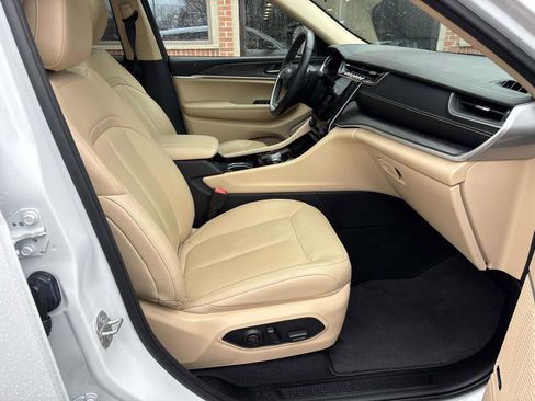 Used 2022 Jeep Grand Cherokee L Limited AWD/4WD image 32