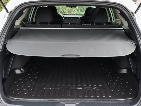 Used 2023 Subaru Outback Premium image 9