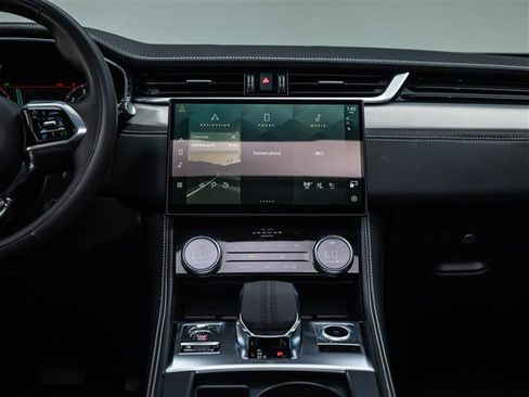 New 2024 Jaguar F-PACE R-Dynamic S image 30