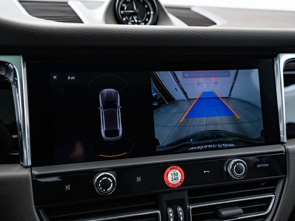 Certified 2025 Porsche Macan AWD/4WD image 33