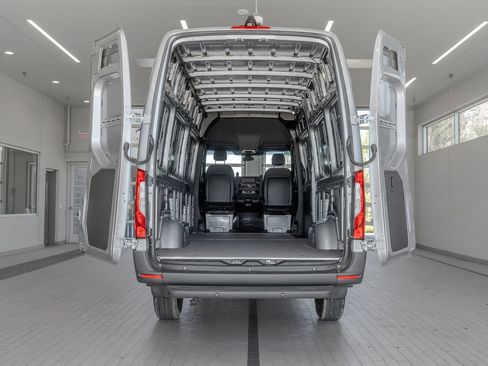 Used 2025 Mercedes-Benz Sprinter 2500 image 16