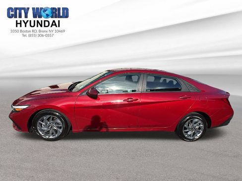 Used 2024 Hyundai Elantra SEL FWD image 2
