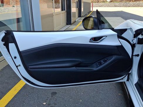 Used 2024 MAZDA MX-5 Miata RF Club RWD image 11