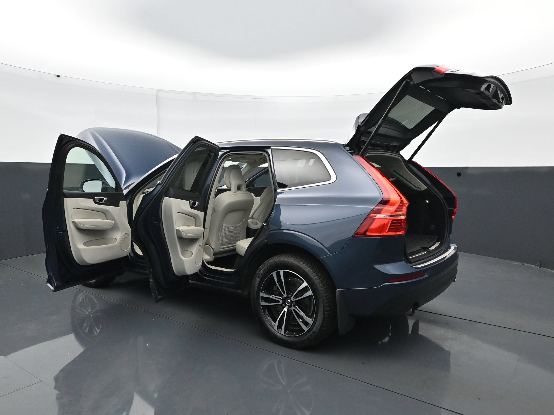 Used 2018 Volvo XC60 T8 Momentum AWD/4WD image 34