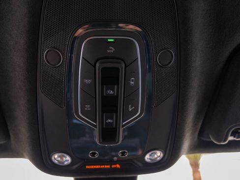 Used 2024 Bentley Bentayga image 28