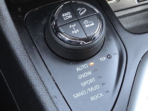 Used 2018 Jeep Cherokee Trailhawk w/ Cold Weather Group AWD/4WD image 5