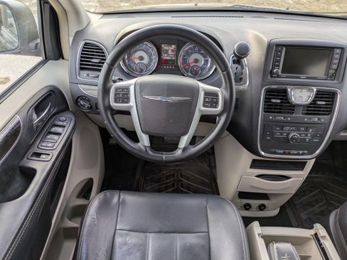 Used 2014 Chrysler Town & Country Touring image 16
