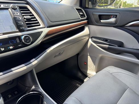 Used 2016 Toyota Highlander Limited Platinum image 22
