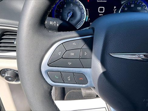 Used 2023 Chrysler Pacifica Touring-L FWD image 11