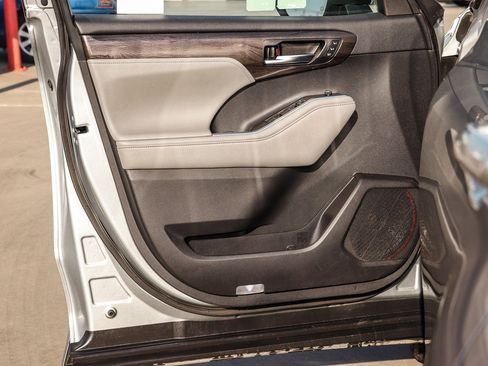 Certified 2020 Toyota Highlander Limited AWD/4WD image 22