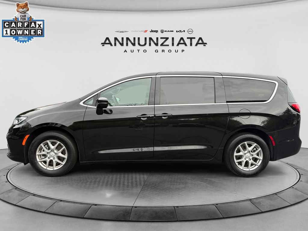 Used 2025 Chrysler Pacifica Select FWD image 2