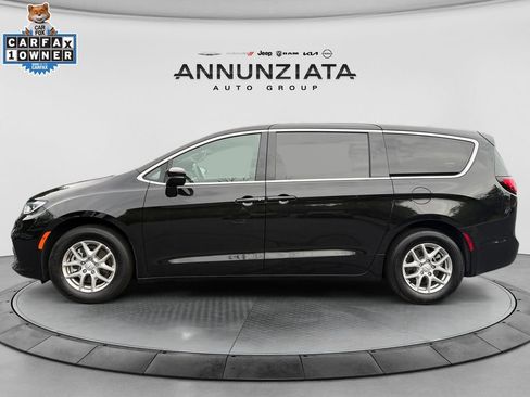 Used 2025 Chrysler Pacifica Select FWD image 2