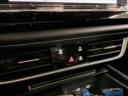 Used 2024 Volkswagen Atlas SE image 17