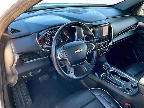 Used 2023 Chevrolet Traverse Premier image 2
