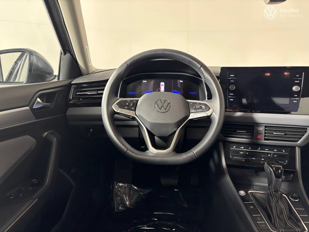 Used 2025 Volkswagen Jetta SE w/ Sunroof Package FWD image 17