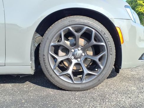 Used 2019 Chrysler 300 Touring w/ Sport Appearance Package RWD image 9