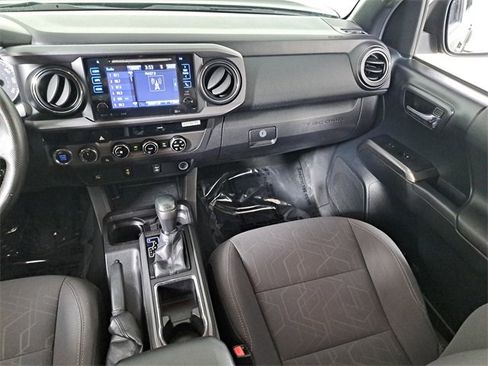 Used 2016 Toyota Tacoma TRD Sport image 17