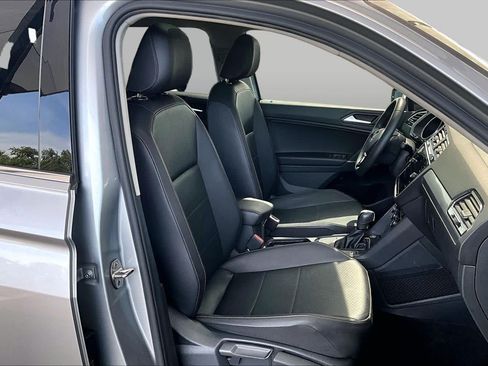 Used 2020 Volkswagen Tiguan SE w/ Panoramic Sunroof Package FWD image 9