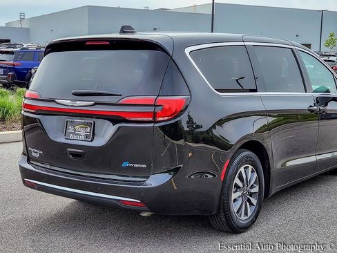 Used 2023 Chrysler Pacifica Touring-L FWD image 6