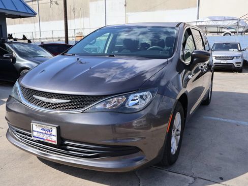 Used 2017 Chrysler Pacifica Touring w/ Tire & Wheel Group FWD image 3