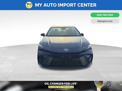Used 2025 Toyota Camry XLE FWD image 2