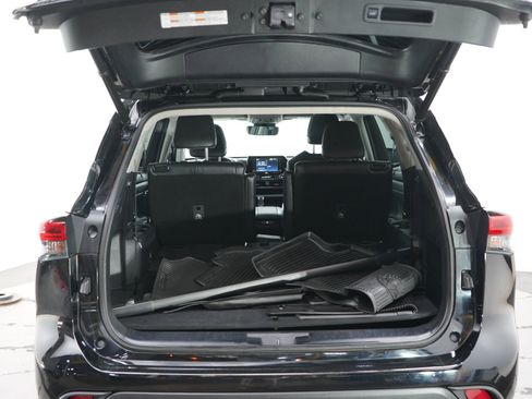 Used 2022 Toyota Highlander XLE AWD/4WD image 16