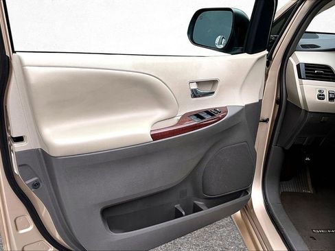 Used 2013 Toyota Sienna XLE FWD image 20