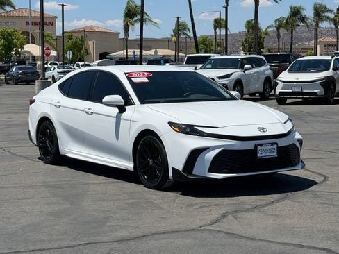 Used 2025 Toyota Camry SE w/ Convenience Package FWD image 3