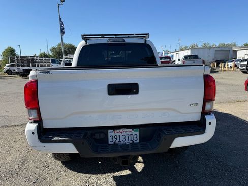 Used 2019 Toyota Tacoma TRD Off-Road w/ Technology Package AWD/4WD image 4