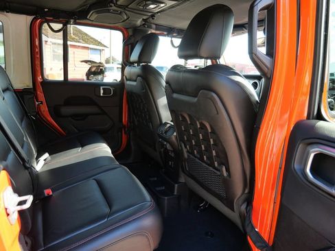 Used 2018 Jeep Wrangler Unlimited Rubicon w/ Cold Weather Group AWD/4WD image 13