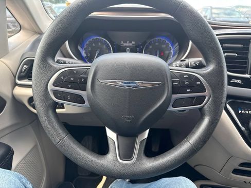 Used 2018 Chrysler Pacifica Touring w/ Tire & Wheel Group FWD image 16