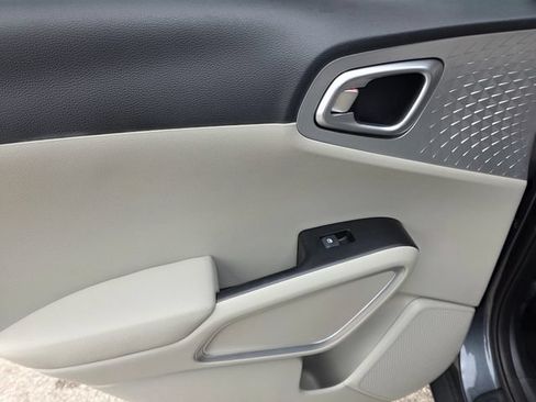 Certified 2025 Kia Soul LX w/ LX Technology Package FWD image 12
